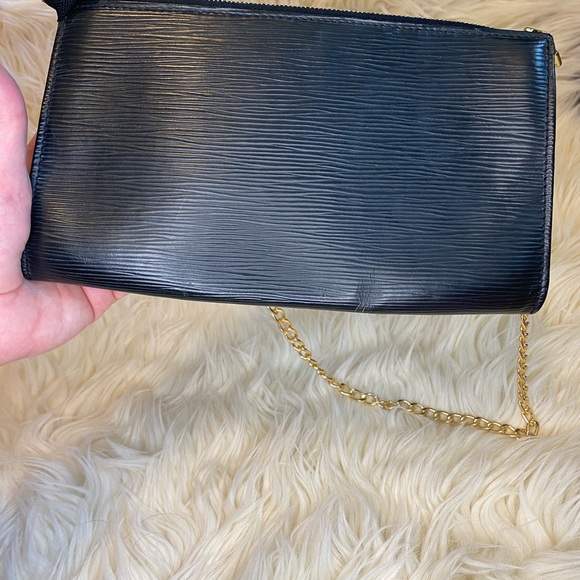 LV Epi Pochette - Picture 4 of 15